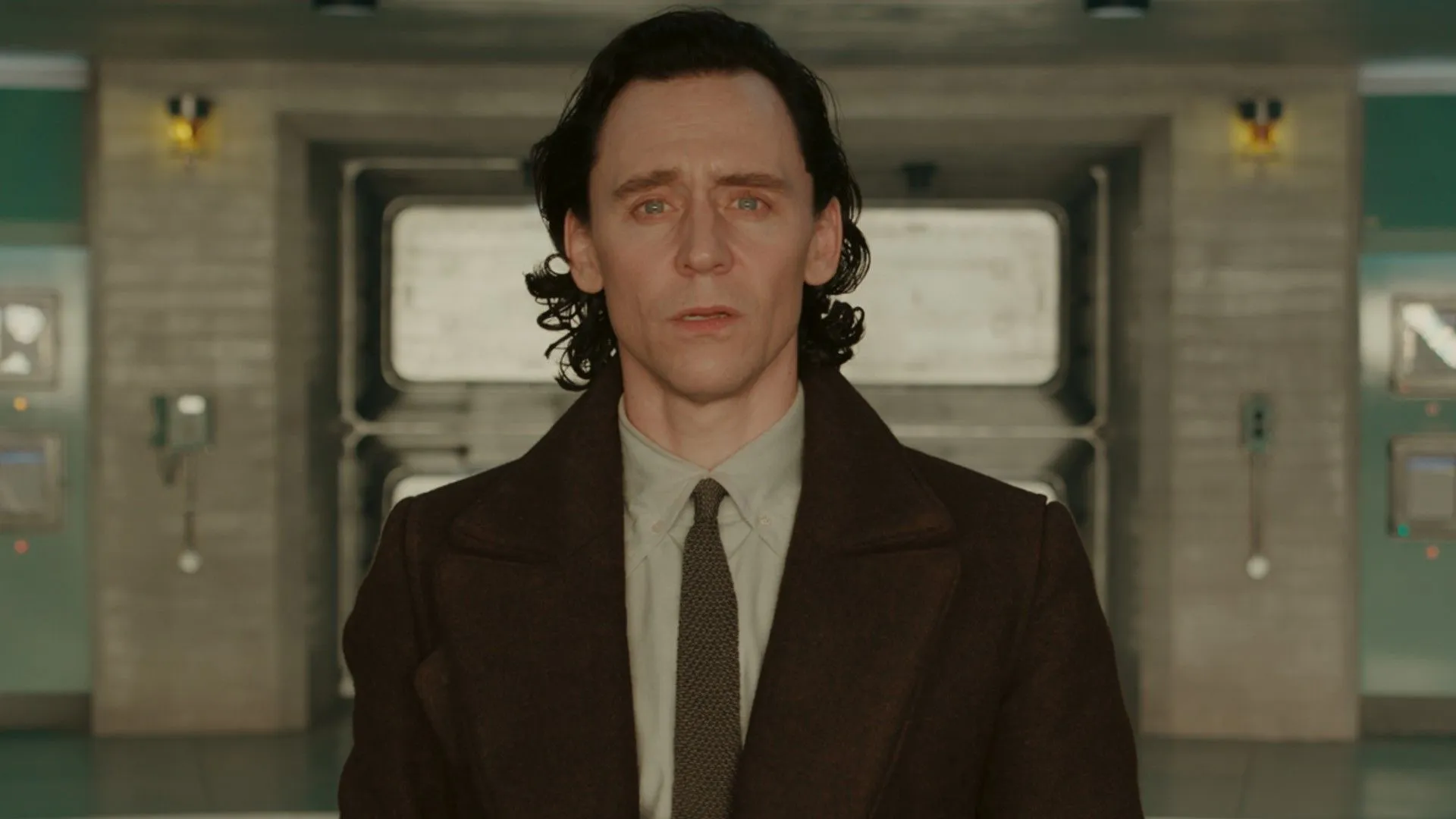 Diskusi komunitas MCU mengenai sihir permanen Odin pada wujud Asgardian sang God of Mischief.