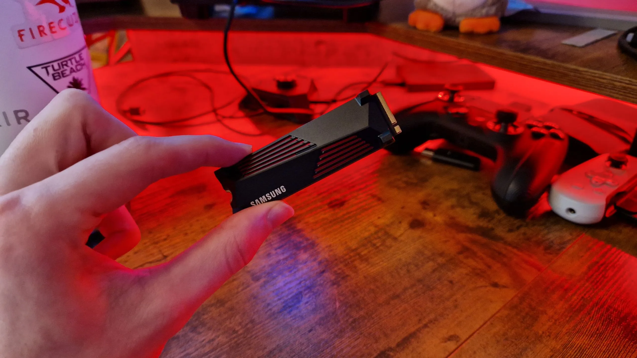 Samsung 990 Pro dinobatkan sebagai SSD PS5 terbaik dengan kecepatan tinggi.